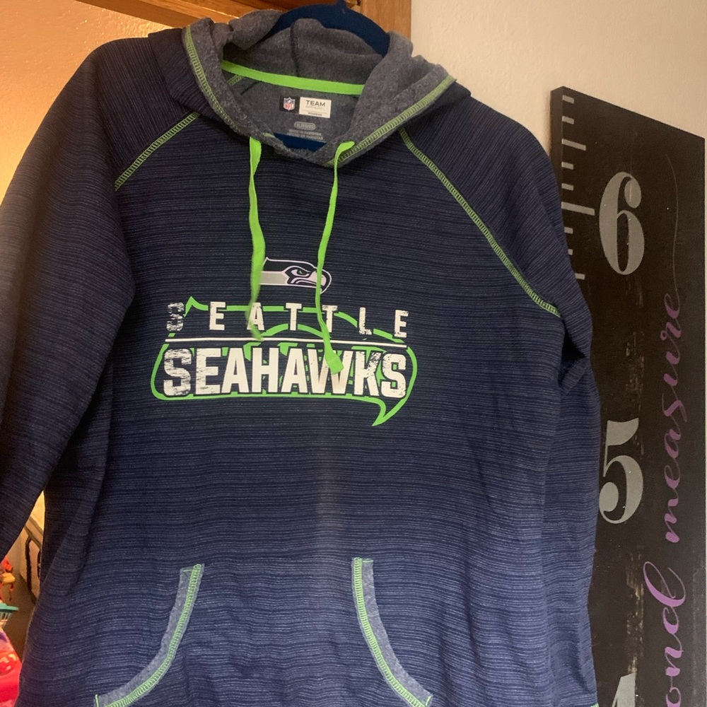 Women’s thin hoodie.  Seattle Seahawks, straight from the stadium 🏈